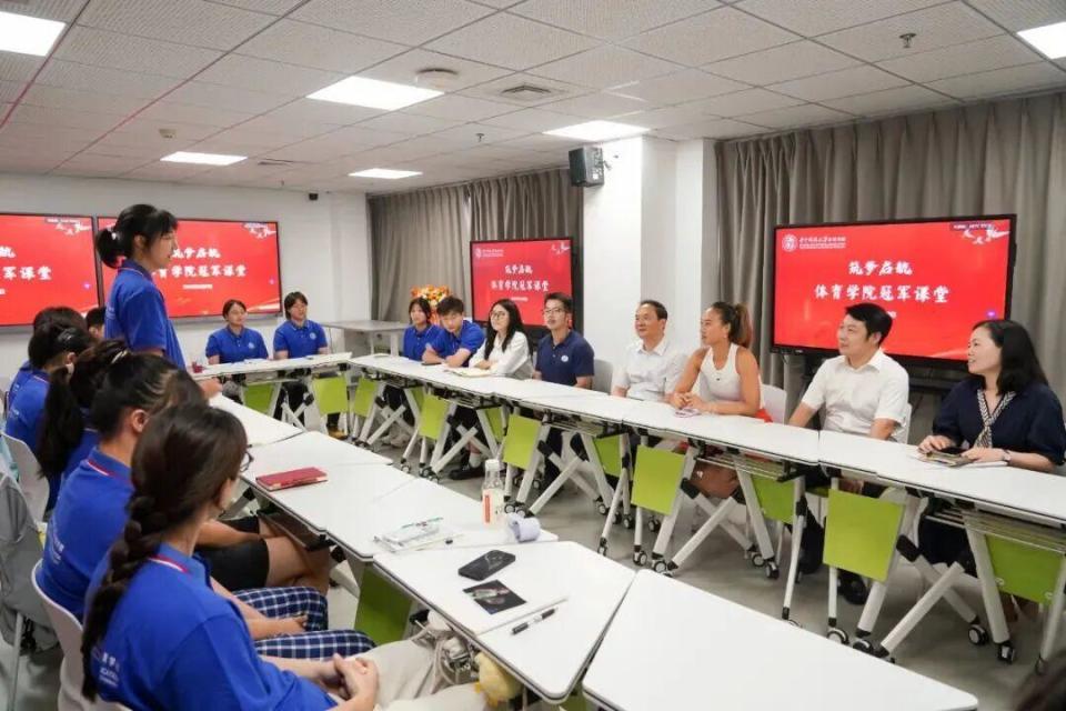 背后却藏着 背后却藏着